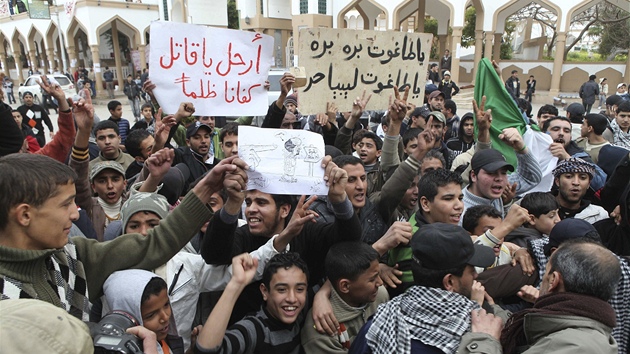 Libyjci ve mst Derná protestují proti vlád Muammara Kaddáfího ( 23. února 2011)