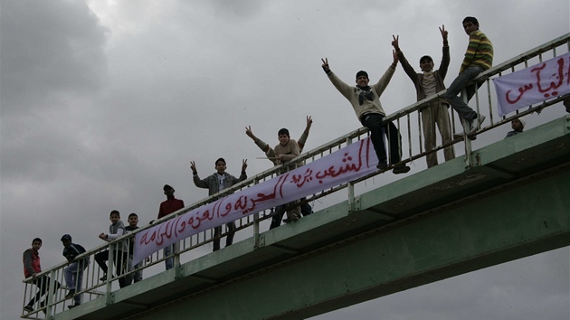 Libyjci ve mst Derná protestují proti vlád Muammara Kaddáfího ( 23. února 2011)