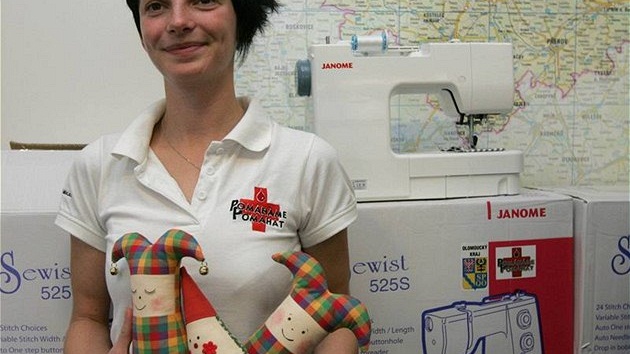 Lucie Balarinová z Českého červeného kříže drží látkové hračky, které budou vězni šít. Organizace předala s přispěním krajského úřadu zástupcům věznice Mírov šicí stroje, na kterých budou pracovat odsouzení. Lucie Balarinová z Českého červeného kříže drží látkové hračky, které budou vězni šít. Organizace předala s přispěním krajského úřadu zástupcům věznice Mírov šicí stroje, na kterých budou pracovat odsouzení.