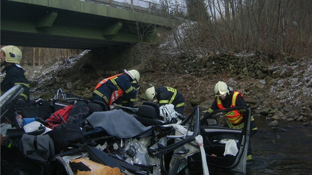 Nehoda v Koutech nad Desnou, pi které auto sjelo z mostu do eky a pevrátilo se.