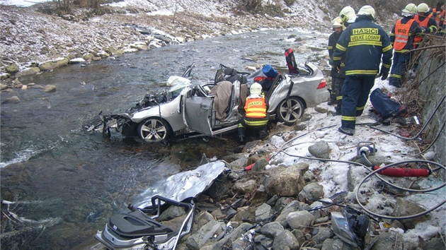 Nehoda v Koutech nad Desnou, pi které auto sjelo z mostu do eky a pevrátilo se.