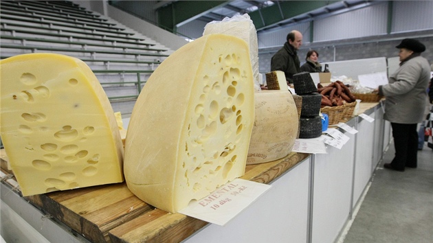 Domácí sýr prodávaný na Hanáckých farmáských trzích v Perov.