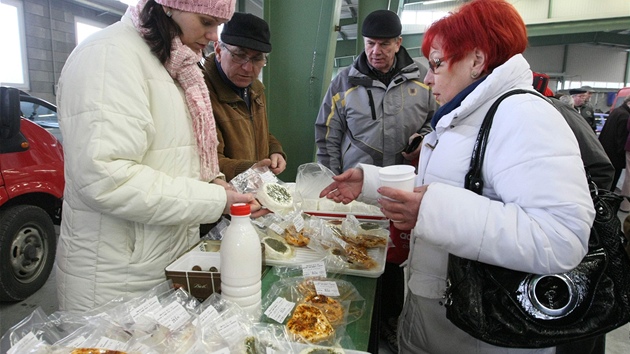 Zdeka Horníková z Hustopeí nad Bevou prodává na Hanáckých farmáských trzích v Perov domácí mléné výrobky.