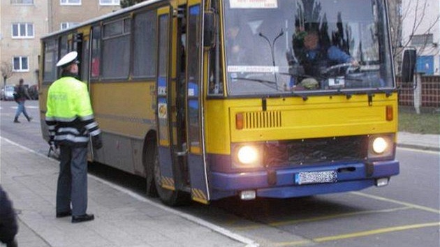 Policejní kontroly idi autobus na Hodonínsku