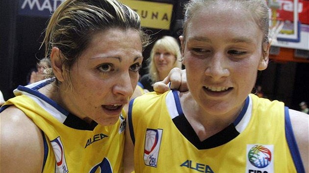 USK - Praha - Gambrinus Brno: Evanthia Maltsiová (vlevo) se objímá s Lindsay Whalenovou USK - Praha - Gambrinus Brno: Evanthia Maltsiová (vlevo) se objímá s Lindsay Whalenovou