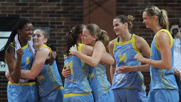 Basketbalistky USK Praha se radují z triumfu v Českém poháru. Basketbalistky USK Praha se radují z triumfu v Českém poháru.