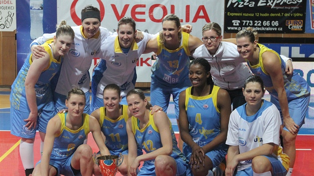 Basketbalistky USK Praha se radují z triumfu v eském poháru.