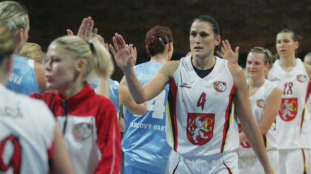 Basketbalistky Hradce Králové v centru s Evou Horákovu (4) zvítězily nad hráčkami Karlových Varů. Basketbalistky Hradce Králové v centru s Evou Horákovu (4) zvítězily nad hráčkami Karlových Varů.