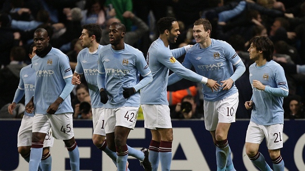Edin Džeko (druhý zprava) slaví se spoluhráči svůj gól Manchesteru City do sítě Arisu Soluň. Edin Džeko (druhý zprava) slaví se spoluhráči svůj gól Manchesteru City do sítě Arisu Soluň.