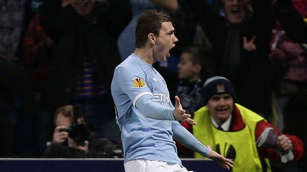 Edin Deko slaví gól Manchesteru City do sít Arisu Solu.