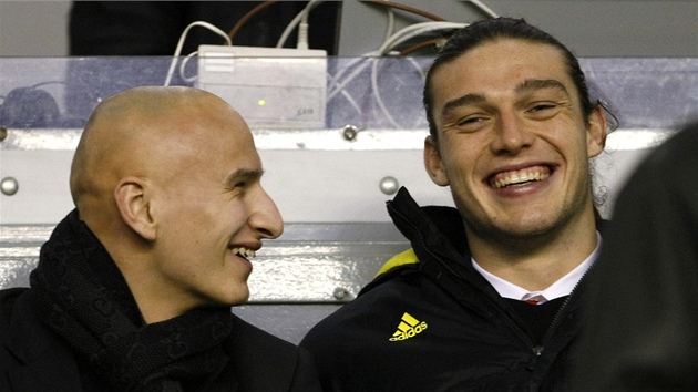 DOBRÁ NÁLADA. Andy Carroll (vpravo) a Jonjo Shelvey na lavice Liverpoolu.