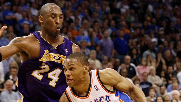 Russell Westbrook (vpravo) z Oklahoma City obchází Kobeho Bryanta z LA Lakers. pi dovednostní souti rozehráva.