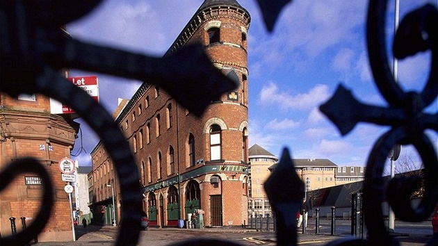 Belfast. Na malb je Bobby Sands, jeden z velitel IRA - zemel ve vzení po 66 dnech hladovky.