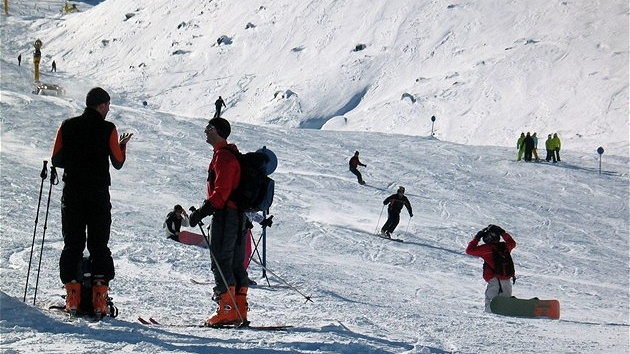 Rakousko, Stubai. U v íjnu jezdí na ledovec skialpinisté