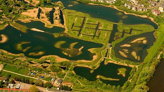 Unikátní rezervace vodního ptactva London Wetland Centre pi pohledu z ptaí perspektivy.