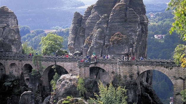 Saské výcarsko. Vyhlídková terasa Bastei s prvním skalním turistickým mostem v