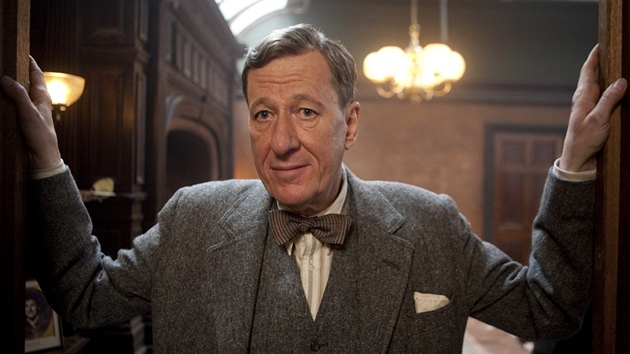 Z filmu Králova e - Geoffrey Rush jako Lionel Logue