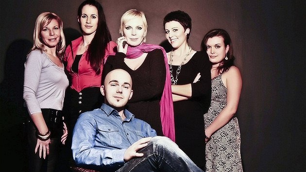 Redakce Revue iDNES.cz - Andrea Jeková, Lucie Váchová, Vedran Kovaevi, Kateina Kornová, Iva Lecká a Nela Herrmannová 