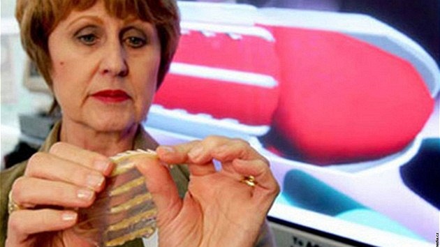 Lékaka Sonnet Ehlersová ukazuje zubatý kondom