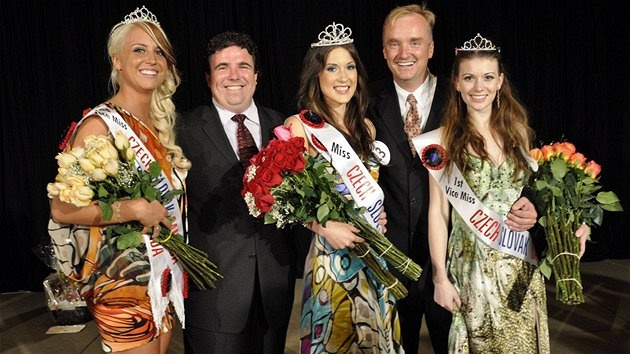 Vítězky soutěže Miss Czech Slovak Canada 2010 s organizátory Pavolem Džačkem a Richardem Štilichou Vítězky soutěže Miss Czech Slovak Canada 2010 s organizátory Pavolem Džačkem a Richardem Štilichou