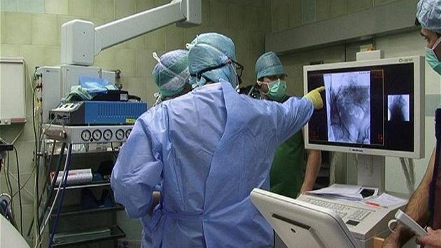 Průběh zákroku lékaři sledovali pomocí speciální techniky Průběh zákroku lékaři sledovali pomocí speciální techniky
