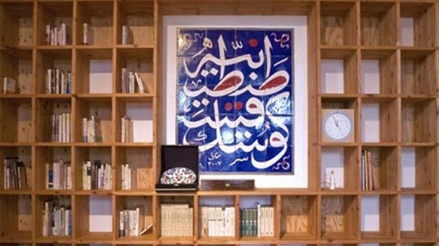 Velký milovník knih sbírá pedevím islámskou historii. Díky chytrému eení, me své poklady bez problém vystavovat