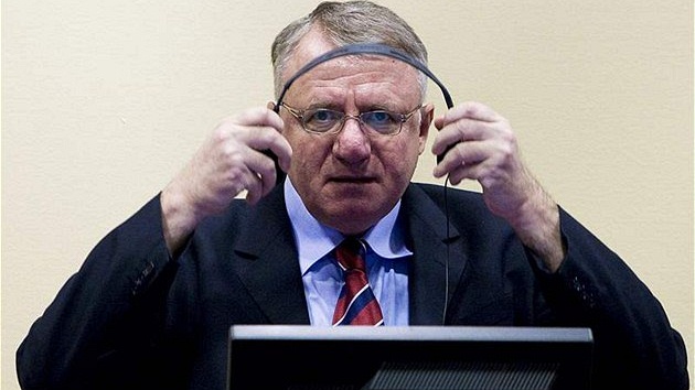 Srbský radikál Vojislav Šešelj u haagského soudu (6. března 2009) Srbský radikál Vojislav Šešelj u haagského soudu (6. března 2009)