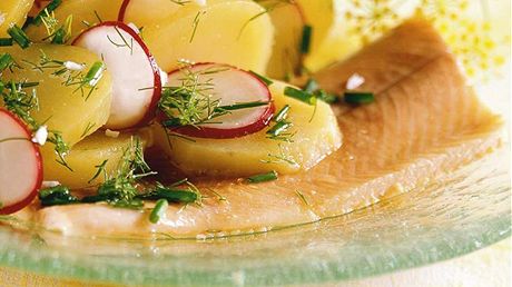 Makrela s bramborovým salátem. (Ilustraní snímek)