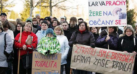 Lékai a zdravotníci se seli ped hejtmanstvím v Karlových Varech pi protestní demonstraci na podporu odvolaného primáe ARO Romana Brázdila.