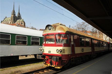 Lidé, kteí cestují vlakem do Brna, musí na trase mezi Tinovem a árem nad Sázavou poítat se zpodním. (Ilustraní snímek)
