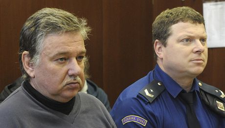 Stanislav ika (vlevo) ped ostravským krajským soudem.