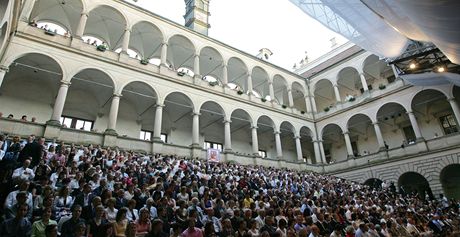 Hudbu si poslední den festivalu uijí nejen posluchai na nádvoí zámku, ale i ti v Kláterních zahradách.