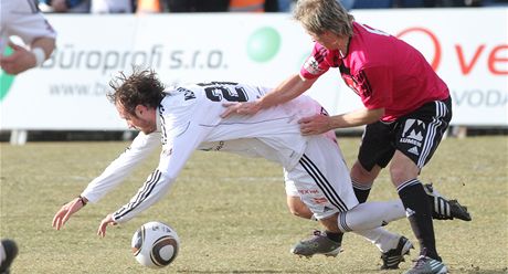 Hradecký záloník Filip Klapka padá na trávník po souboji s eskobudjovickým stedopolaem Rudolfem Otepkou. 