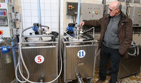 Farma v Líních dodává mléko do automat v Plzni.