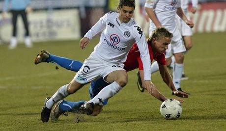 Plzeský Trapp v souboji s Voleákem ze Slovácka (vlevo). Po zápase v Uherském Hraditi si Plze stuje na výkon rozhodích.