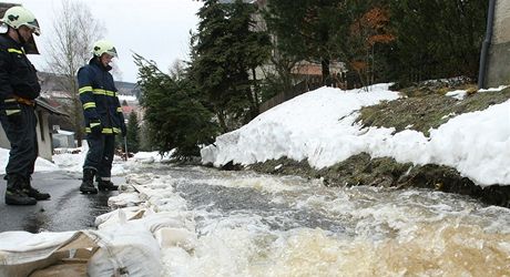 Nová hráz by mla obec ped velkou vodou ochránit. Ilustraní snímek