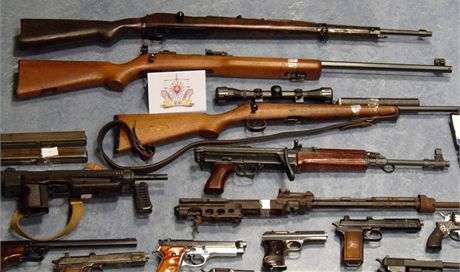 Lidé v Olomouckém kraji legáln vlastní tyicet tisíc zbraní. Od pistolí a revolver pes kulovnice a po automaty i stelné zbran skryté v tuce i telefonu. (Ilustraní snímek)