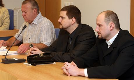 Policisté obalovaní ze zneuití pravomoci veejného initele Radek Matjka (uprosted) a Radovan Snopek (vpravo) u zlínského okresního soudu.