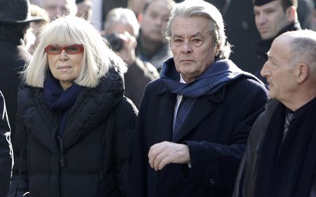 Poheb Annie Girardotové v Paíi: zleva herci Mireille Darková a Alain Delon