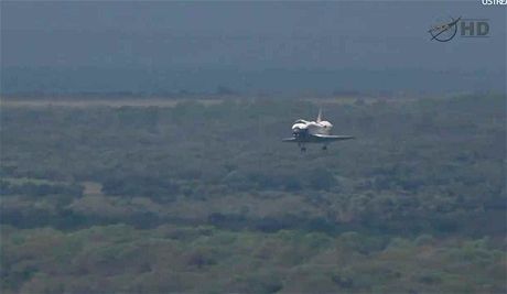 Raketopln Discovery vysunuje podvozek ped pistnm 