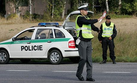 Policisté kontrolují projídjící auta, pátrají po modrém fordu. Ilustraní foto.