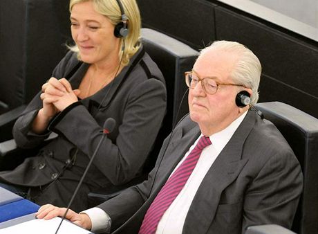Dcera a otec: Marie Le Penová a Jean-Marie Le Pen v Evropském parlamentu (25. bezna 2009)