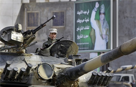 Voják loajální libyjskému vdci Muammaru Kaddáfímu steí jednu ze silnic do Tripolisu (1. bezna 2011)