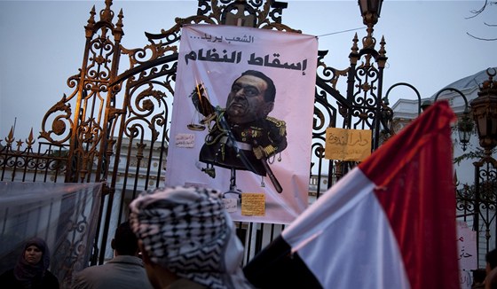 Bývalý egyptský prezident Husní Mubarak na karikatue demonstrant