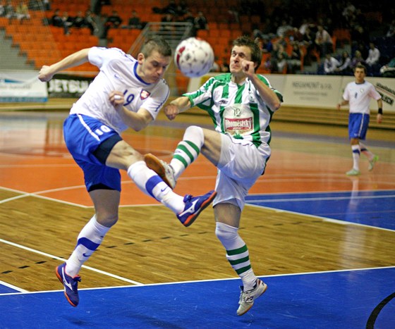 Solidní lapák inkasuje Pavel Outrata (vlevo) z brnnského Tanga od jednoho z hrá Bohemians.