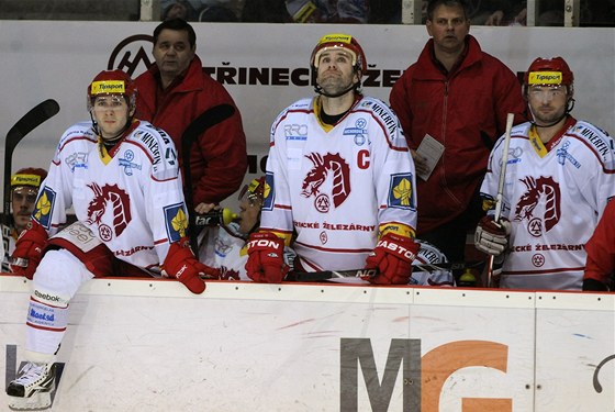 NAPTÍ NA TINECKÉ STÍDACE.  Zleva: Jakub Orsava, trenér Betislav Kopiva, Radek Bonk, trenér Pavel Marek a Martin Koudelka.
