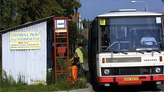 Podle zákona zejm idi autobusu zastavením poruil pedpisy. Ilustraní foto