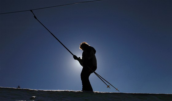 Lyam svítá na opt o nco lepí podmínky k lyování. Na jednu permanentku je toti vyveze vlek hned v pti skiareálech v okolí Louné nad Desnou. (Ilustraní snímek)