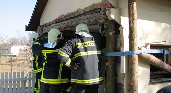 Výbuch propanbutanu unikajícího z desetikilogramové tlakové lahve ván zranil devtaedesátiletého mue v Olenici na Blanensku.
