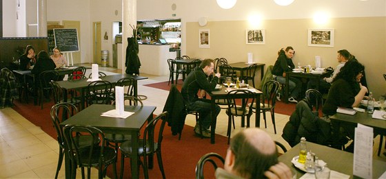 Jan Víek v Husov sboru v Brn postavil víceúelový spoleenský sál, kde dnes sídlí restaurace Avia. 